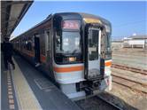 伊勢市駅に止まるJR東海快速みえ 