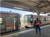伊勢市駅に止まる切り離し作業中のJR東海快速みえ