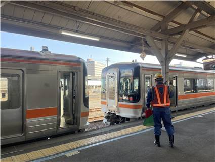 伊勢市駅に止まる切り離し作業中のJR東海快速みえ