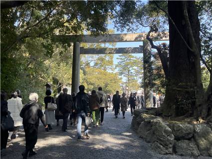 伊勢神宮外宮（豊受大神宮）の鳥居をくぐる人々